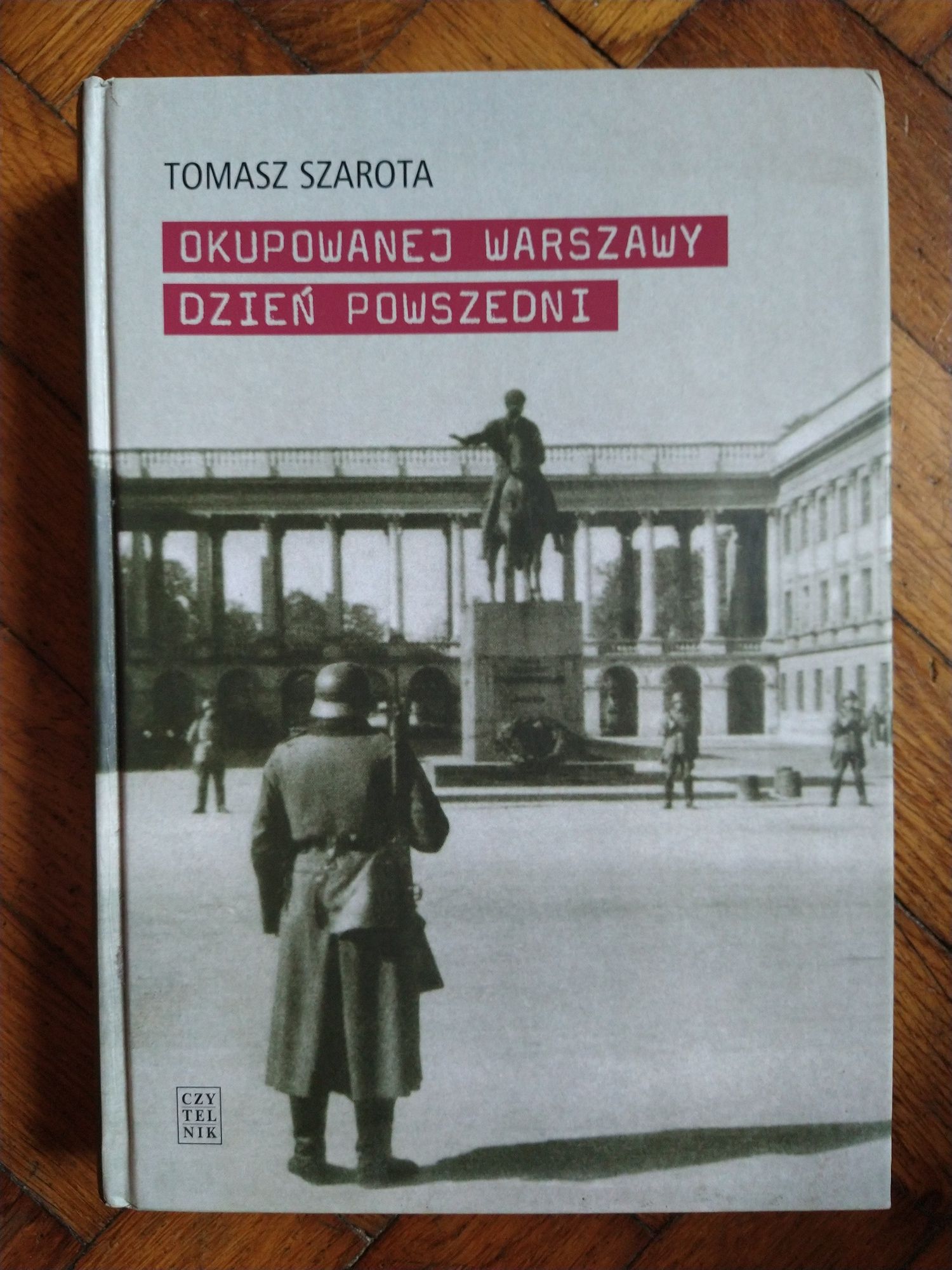 Okupowanej Warszawy dzień powszedni - Tomasz Szarota