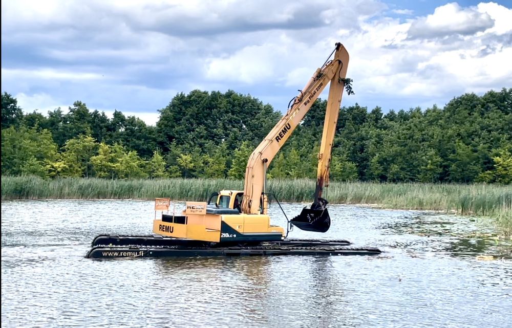 Koparka pływająca 32m long staw bagienna kopanie na torfie melioracjia