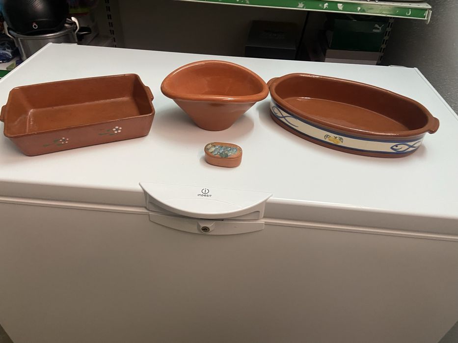 Dois tabuleiros de barro e um guarda joias pintado