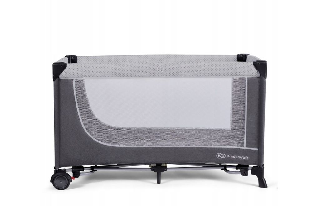 Łóżeczko turystyczne plus materac i prześcieradło.