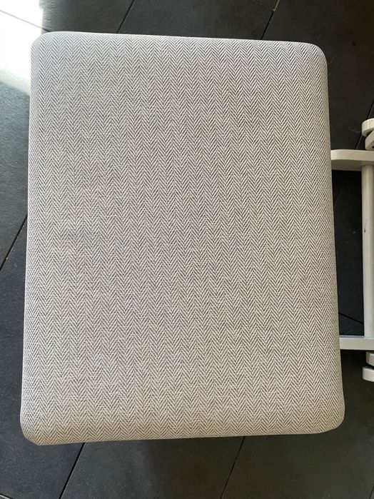 Fotel bujany wraz z podnóżkiem