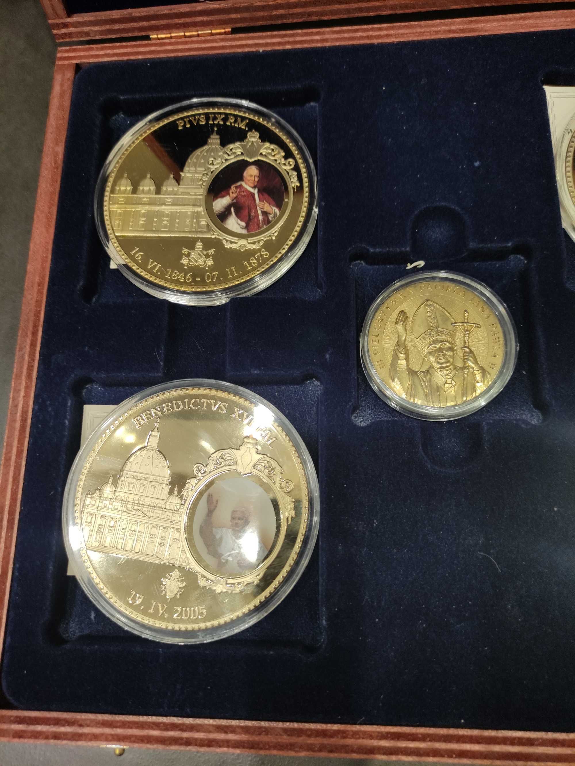Kolekcja pięciu medali Papieskich w złocie