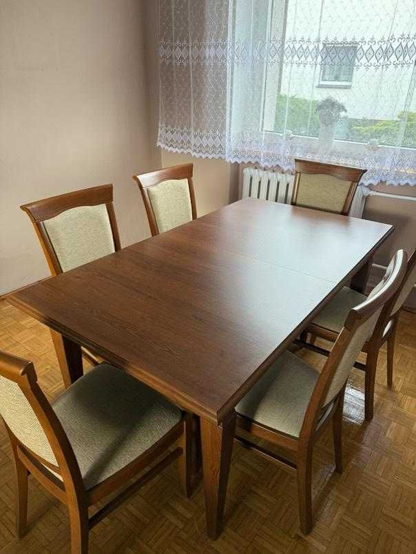 Stół z krzesłami