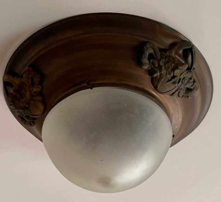 Candeeiro com base metálica bronze e cúpula fosca