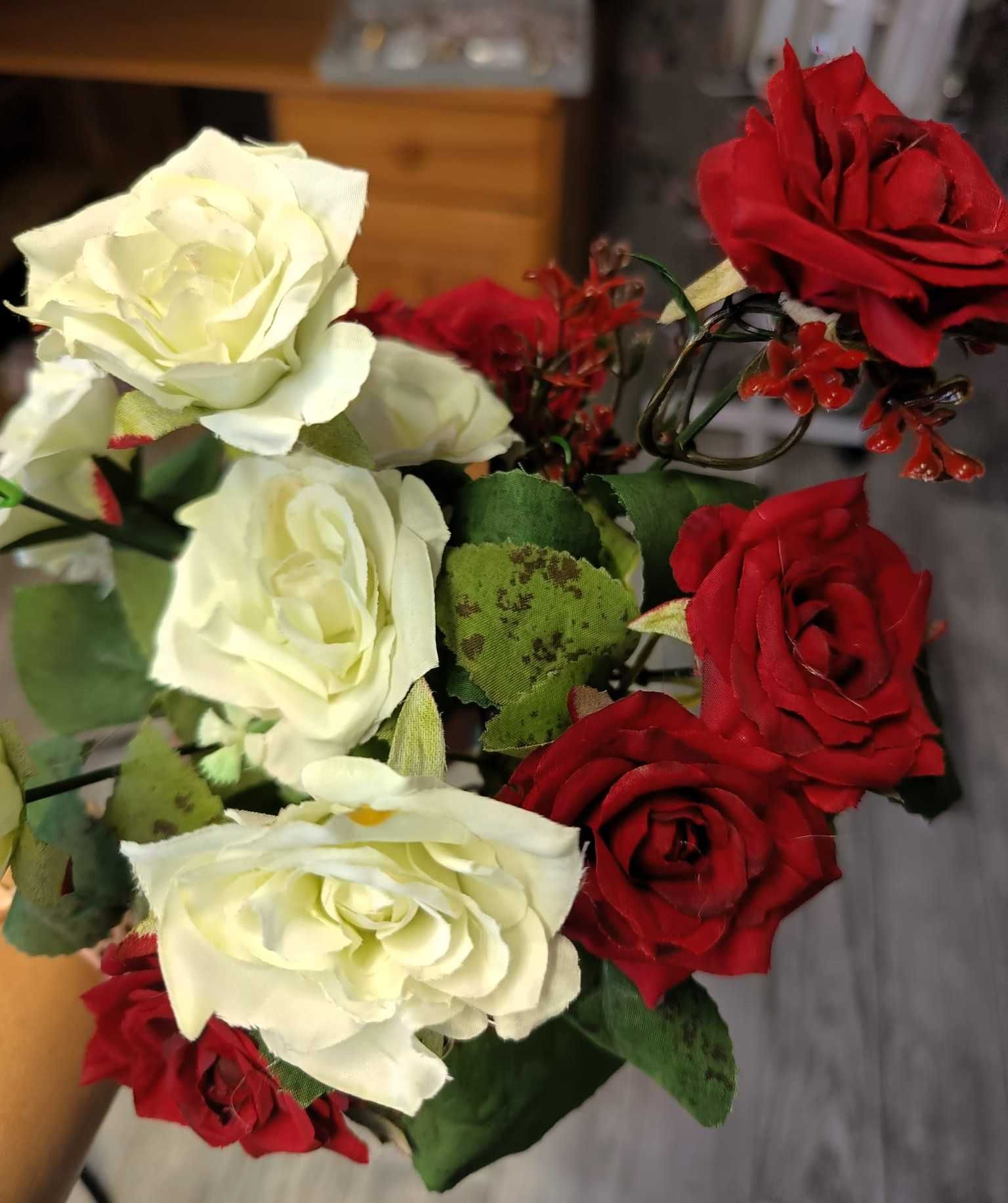Bukiet kwiatów sztucznych róże biało czerwone