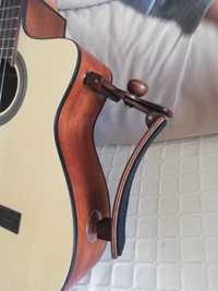 Apoio / suporte de perna artesanal em madeira para elevar a guitarra