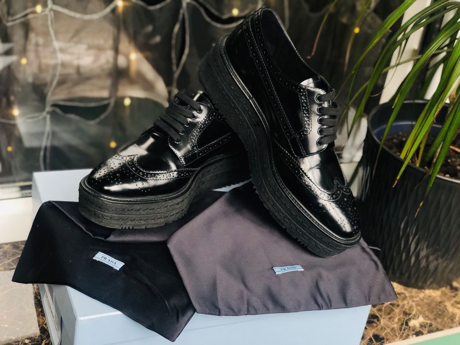 Черные лаковые оксфорды «Prada” оригинал