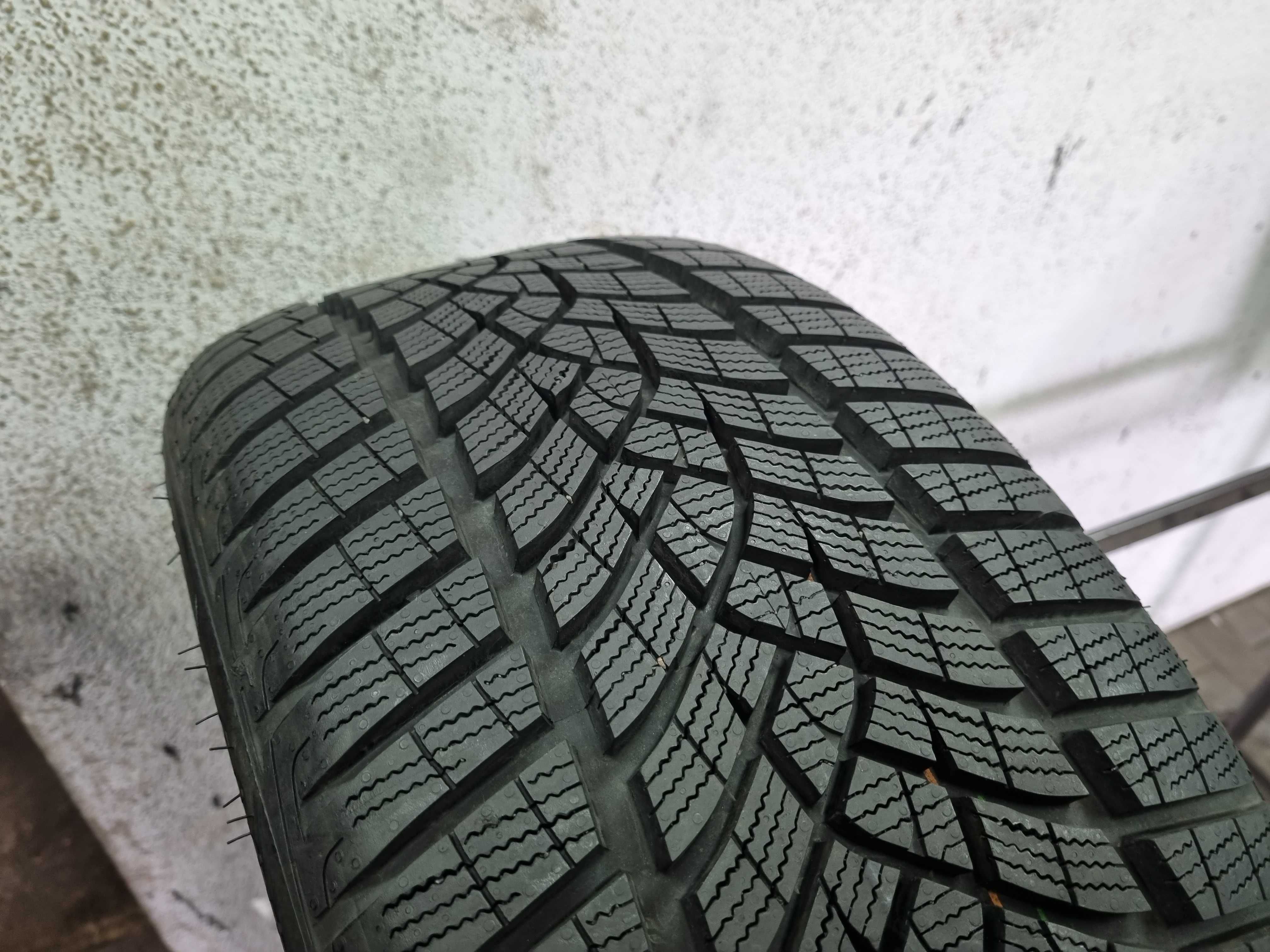 225/40/18 92V Goodyear UltraGripPefromance + D.3220