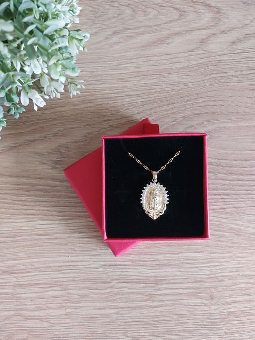 Łańcuszek z medalikiem z Matką Boską + pudełko prezentowe