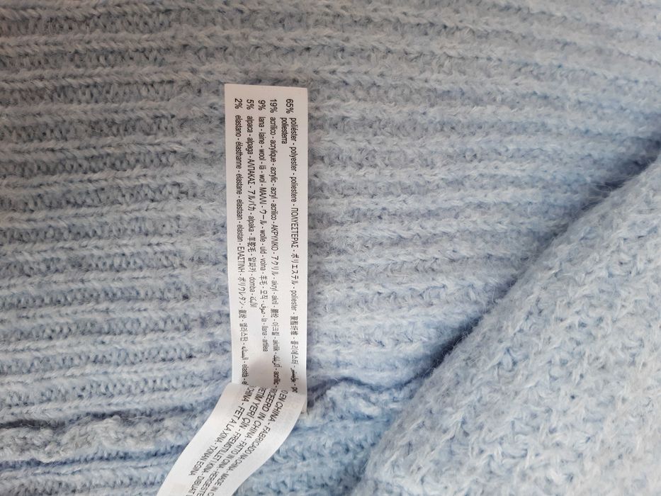 Kardigan Zara w kolorze niebieskim.