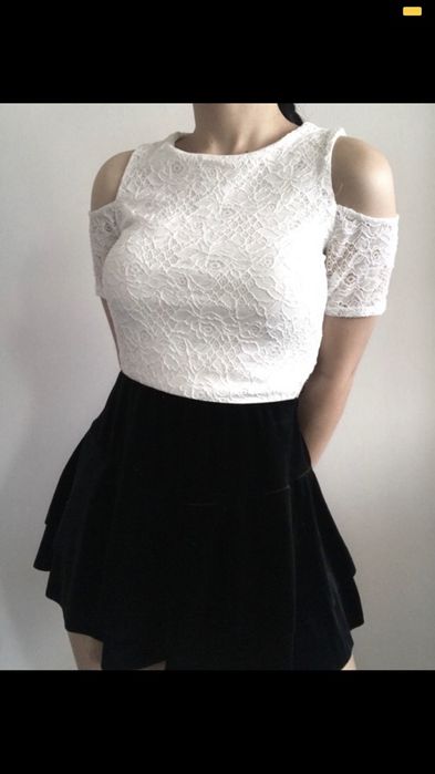 Koronkowa biała bluzka z odkrytymi ramionami