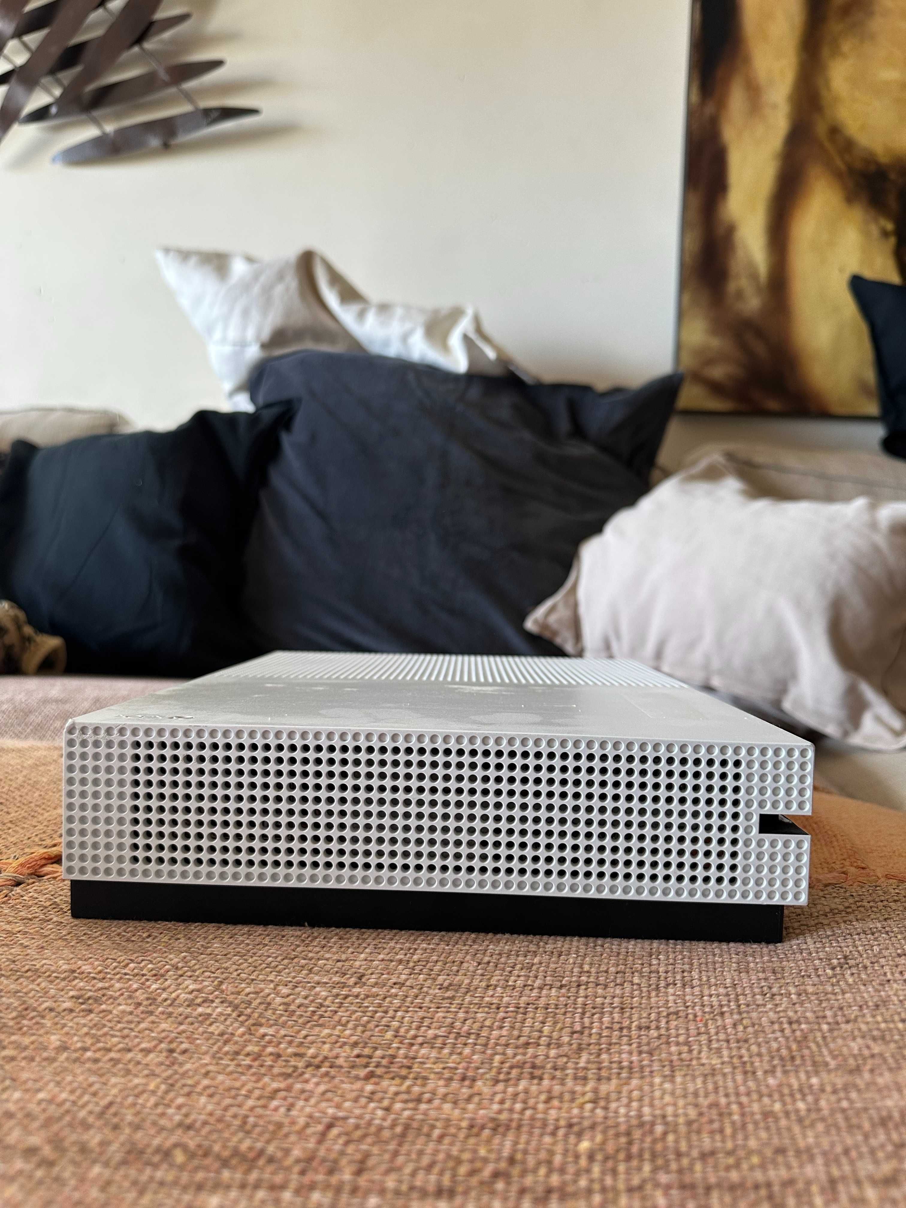 Xbox One S 500GB com comando