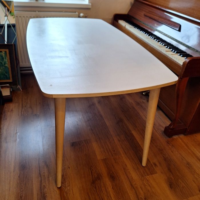 Stół z białym blatem zaokrąglone rogi stołu