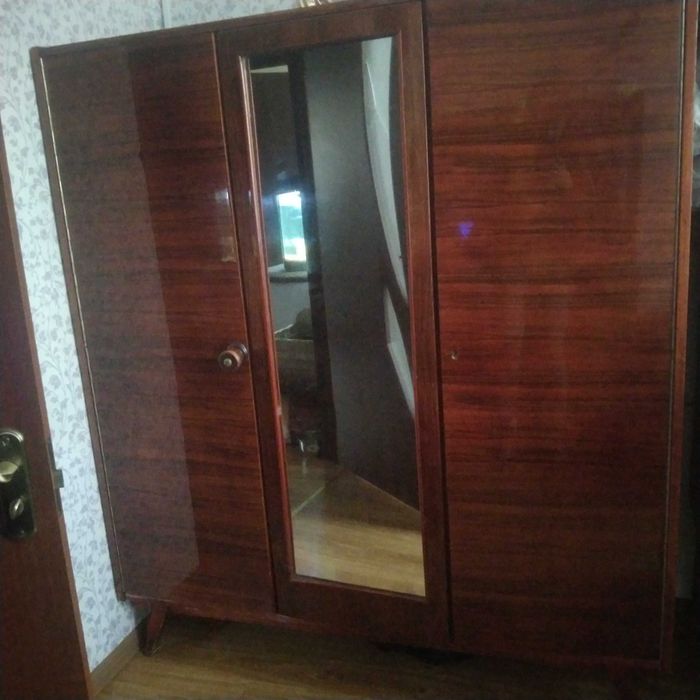 Шафа тристулкова з дзеркалом