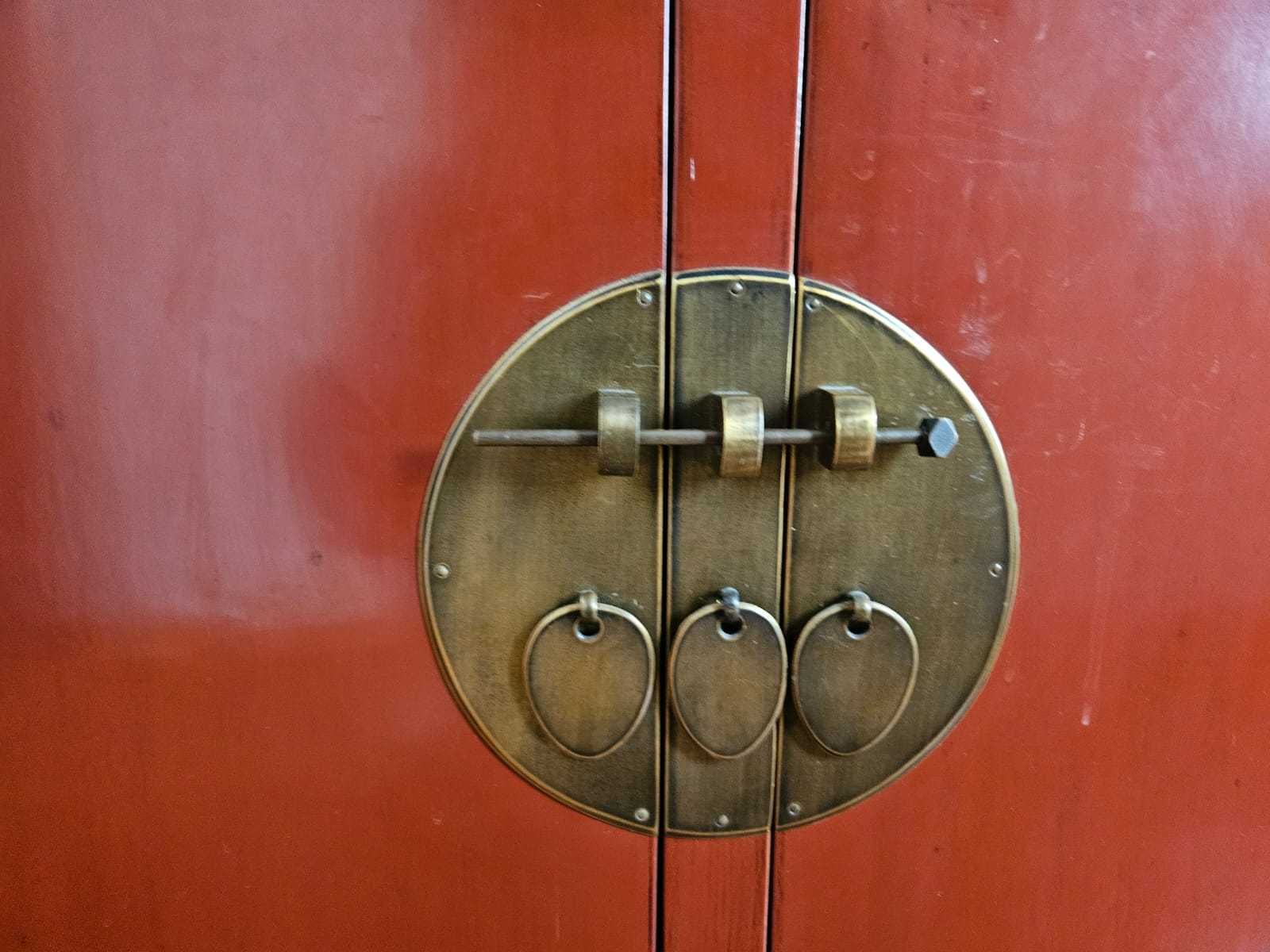 Cómoda/ aparador com detalhes esculpidos .