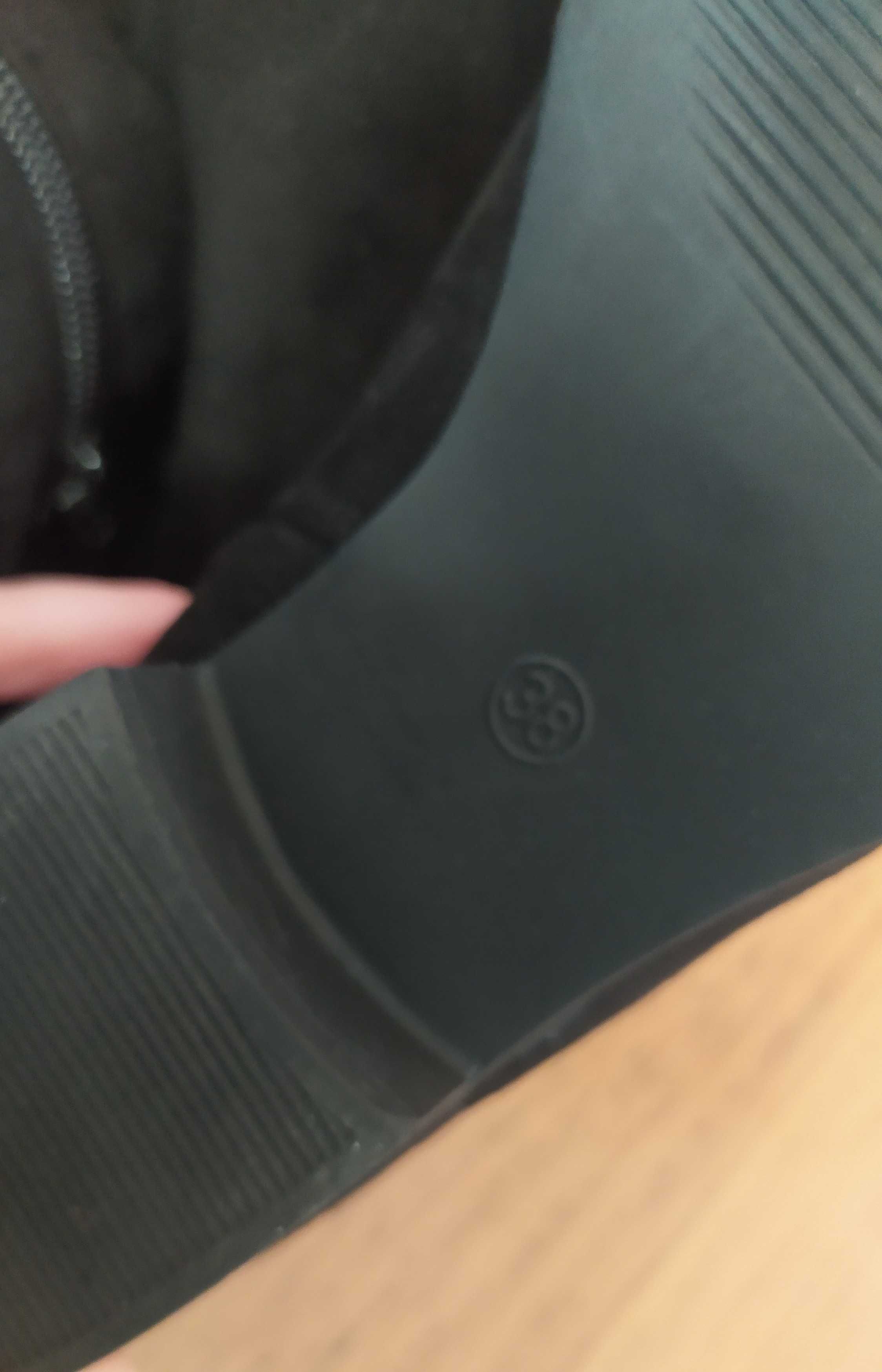 Botas de camurça preta com atacadores ajustáveis