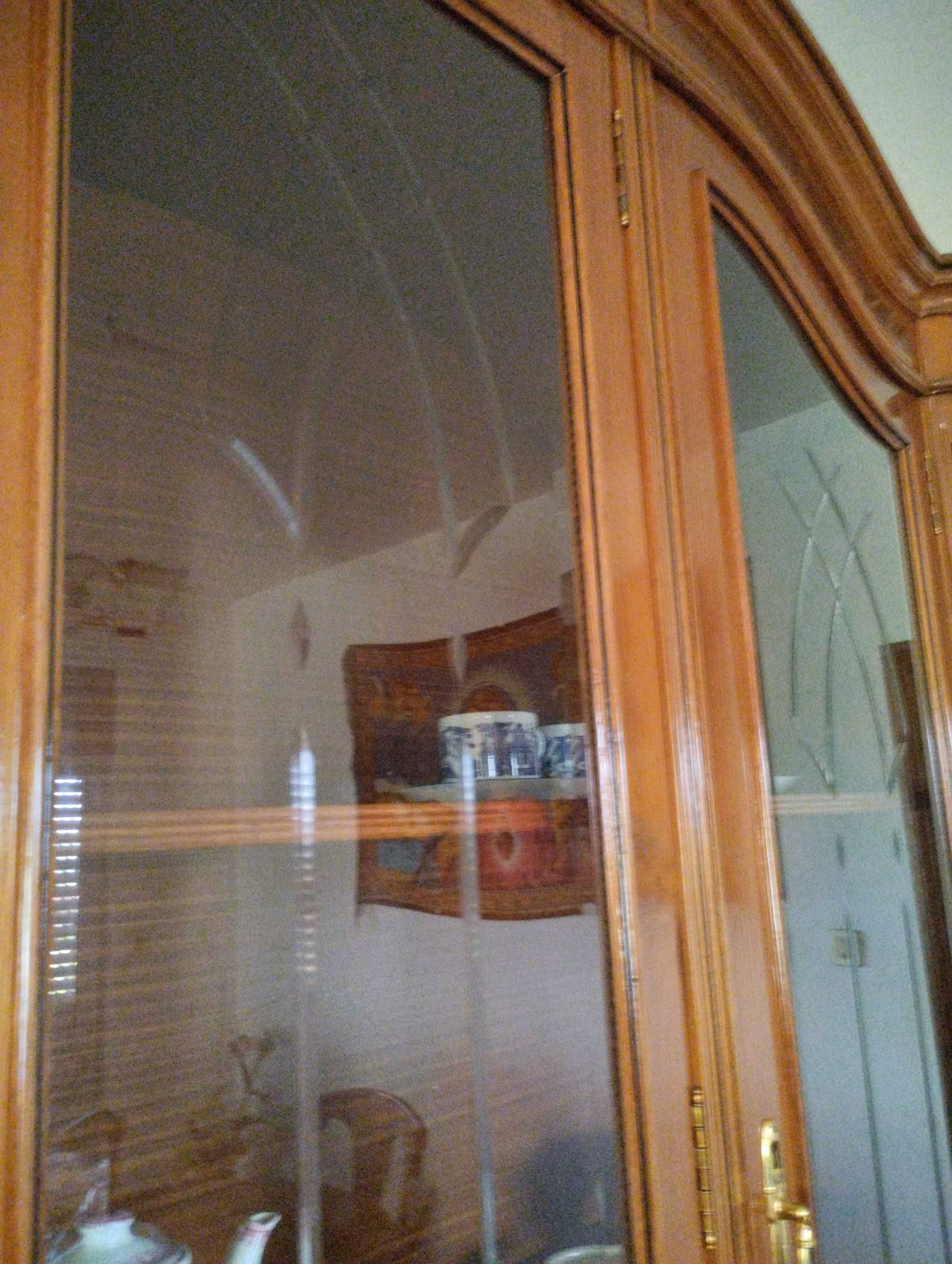 Sala de jantar (cristaleira e mesa com seis cadeiras)