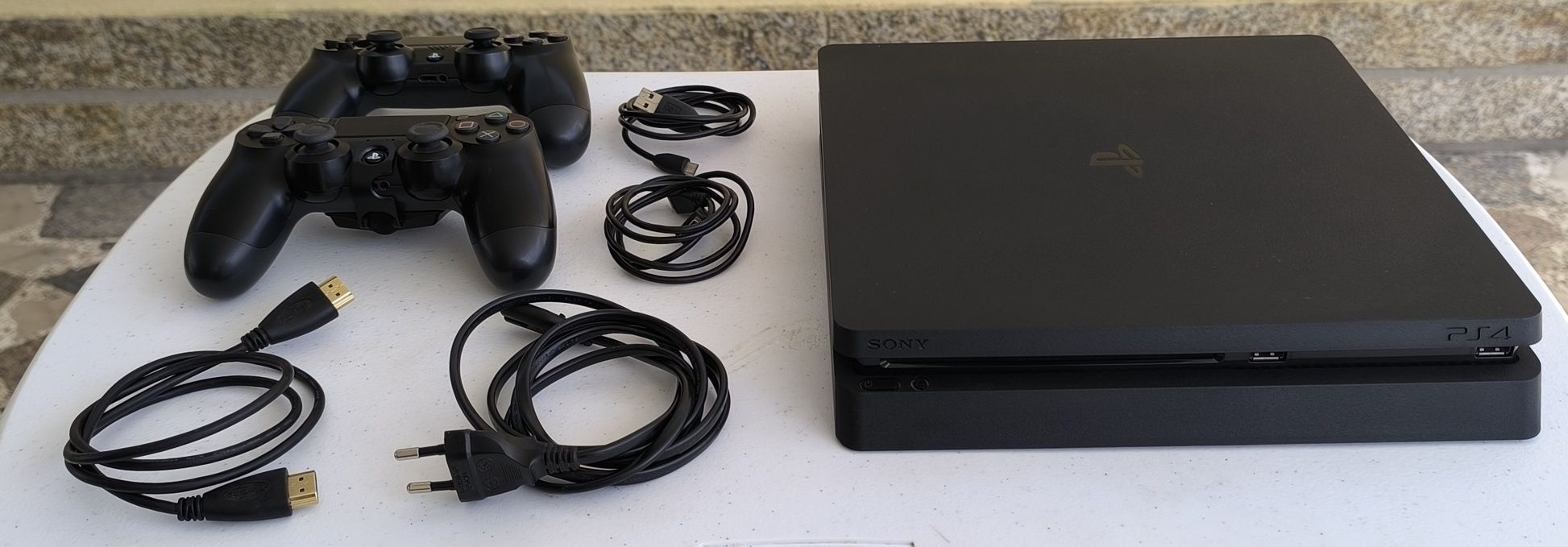 PlayStation 4 Slim 1 TB + 2 Comandos + 1 Jogo + Cabos