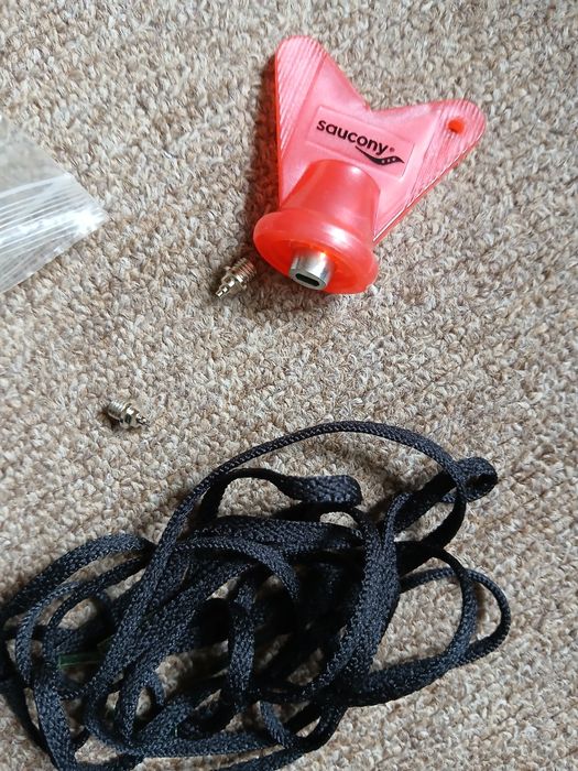 Ключ, шипи, шнурки