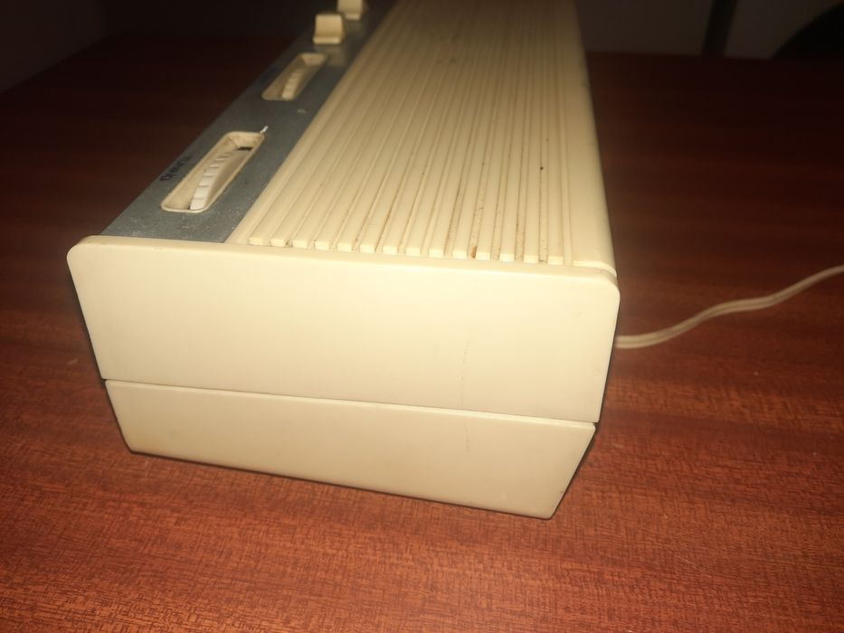 Rádio despertador e relógio, retrô da marca Auritone a funcionar. .