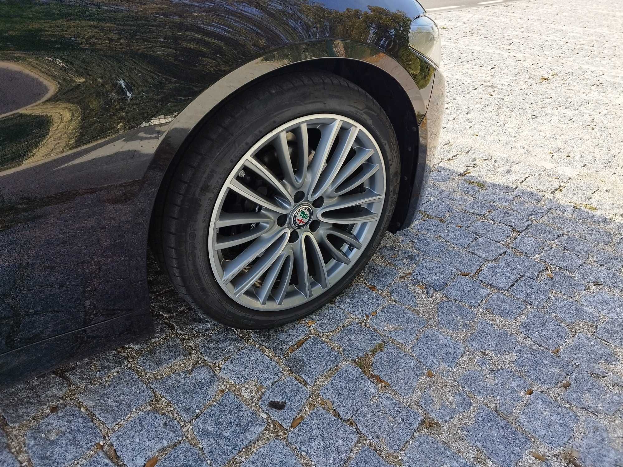 Alfa Romeo Giulia 2.2 JTD 180CV versão LUSSO (versão topo de gama) AT8