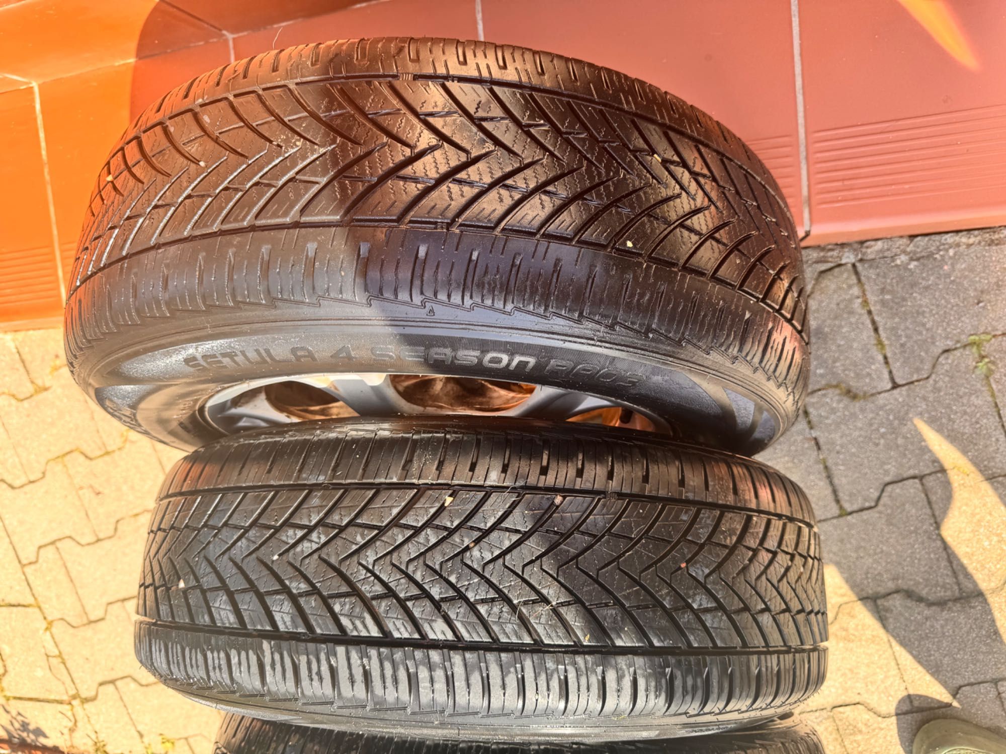 Komplet opon wielosezonowych 205/65R15