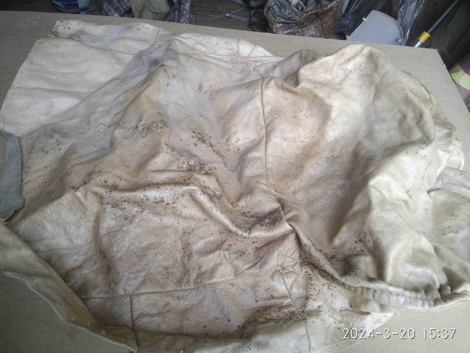 Кожа обрезки, большие и маленькие.