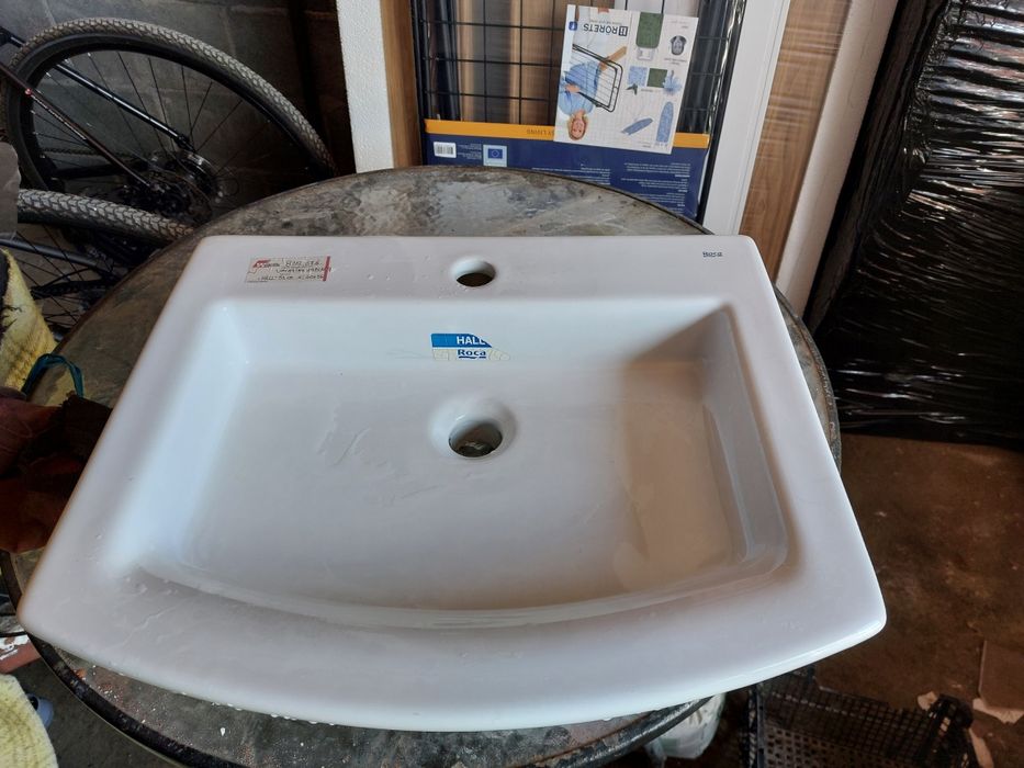 Umywalka nadblatowa Roca Hall