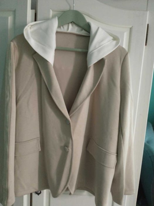 Marynarka beżowa sportowa z kapturem UNI