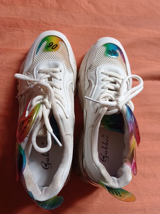 Продам жіночі кросівки 37 розмір
