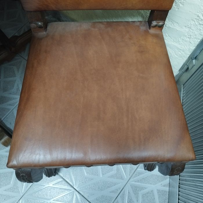 Conjunto de mesa e 8 cadeiras em madeira