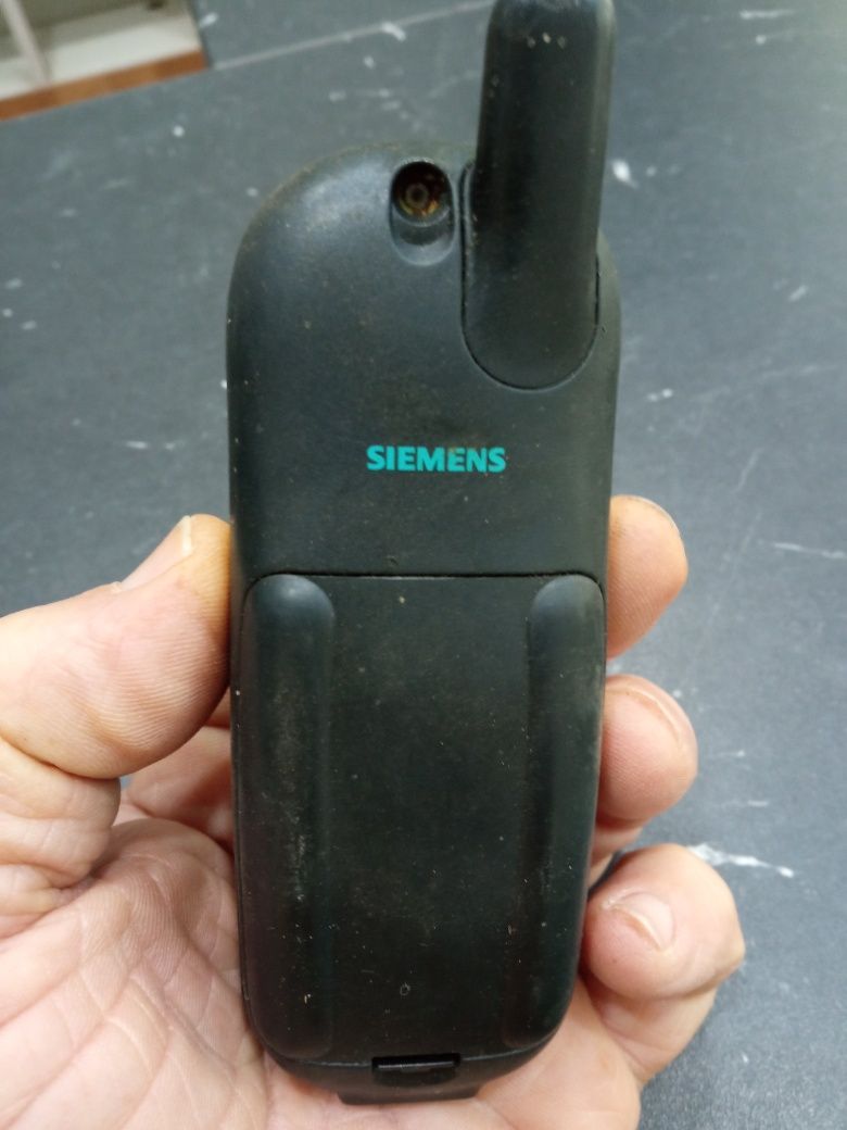 Telemóvel Siemens antigo.