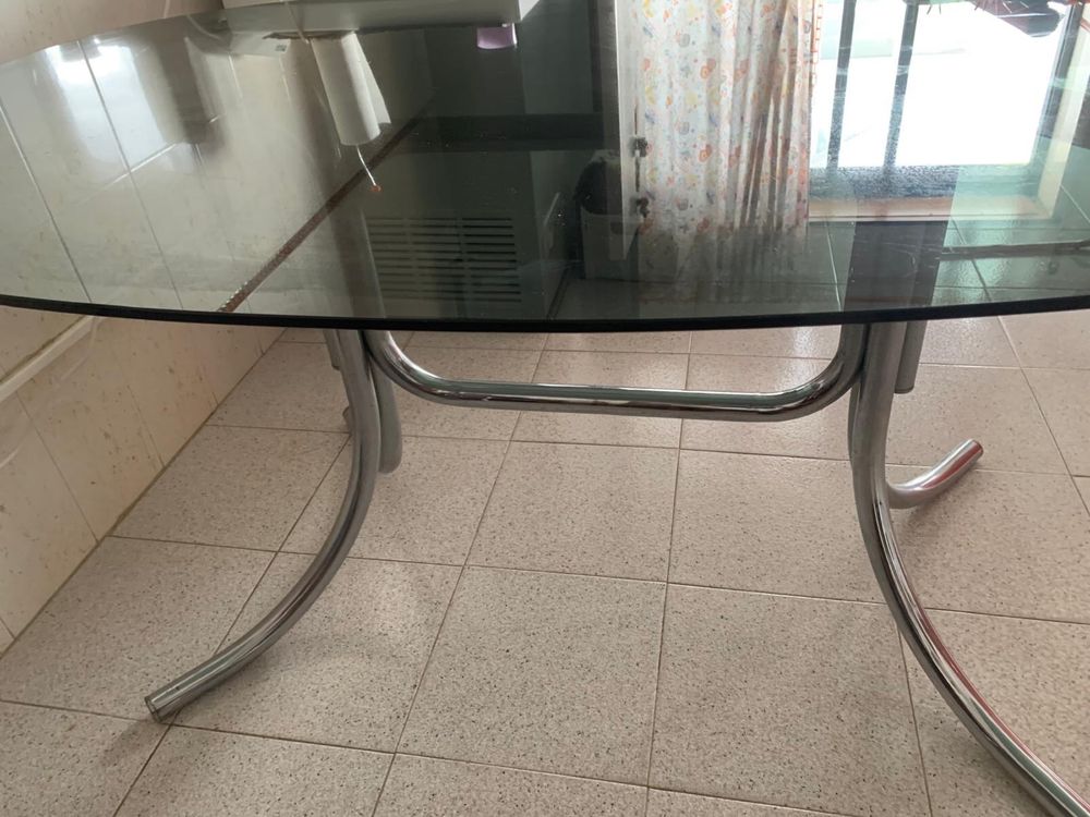 Mesa com tampo de vidro.