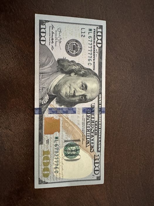 Банкнота 100 доларів з гарним номером