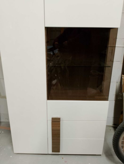 Sprzedam półkę pod TV + witrynę szklaną – Red & White