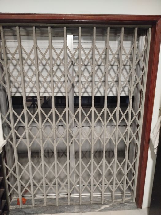 Vendo 2 grades medidas 1.50 por 1.95cm. lacada branco 1.62 por 2.05cm.