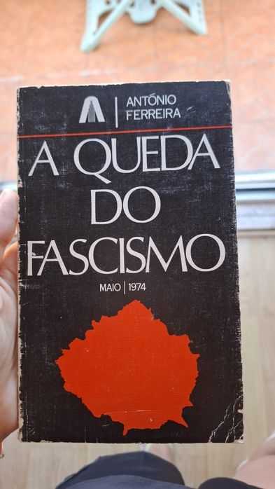 A queda do fascismo de António Ferreira