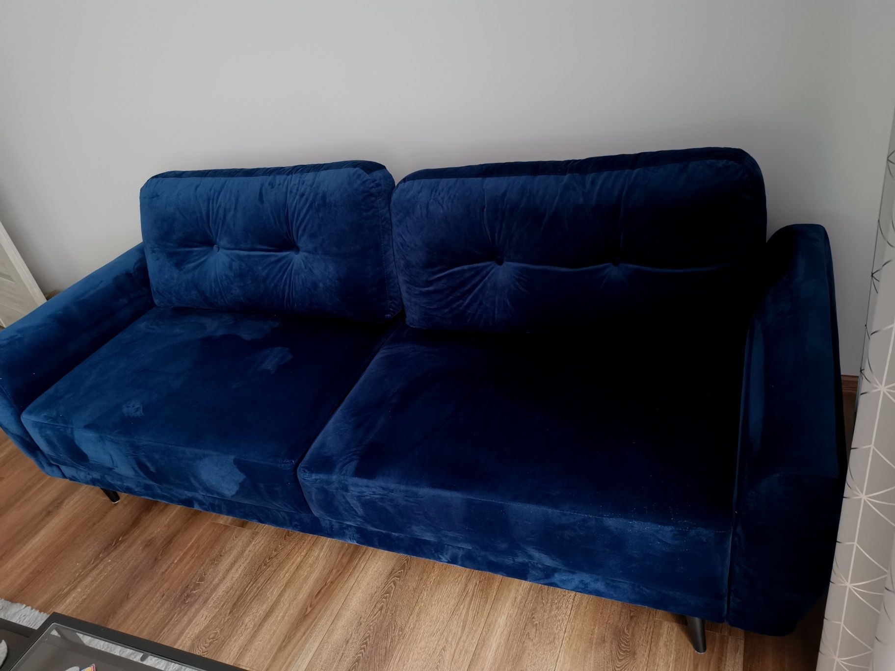 Sofa niebieska miękka.