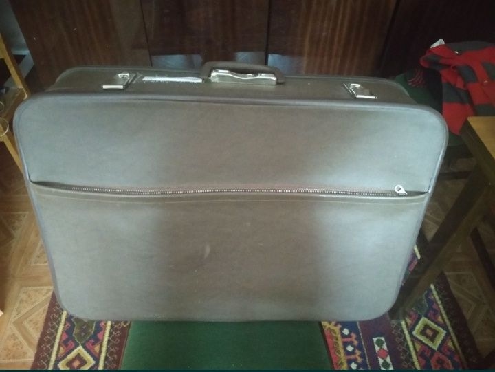 Чемодан темно- и светло-коричневый