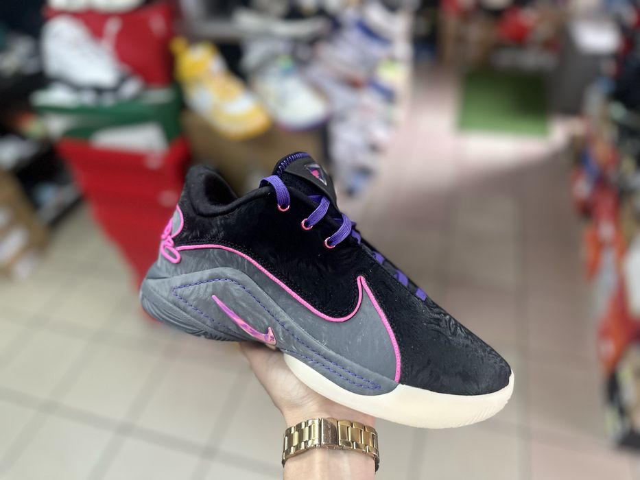 Баскетбольні кросівки Nike LeBron XXII  ( РОЗМІР 41  )