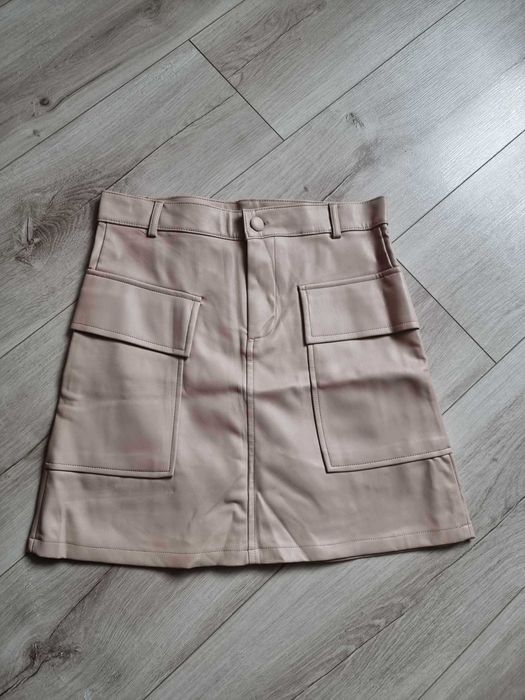 Beżowa spódniczka eko skóra SINSAY.