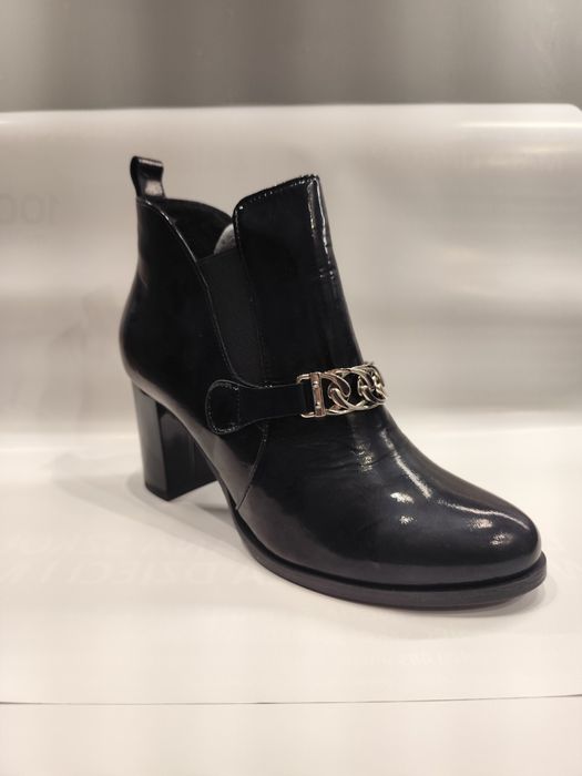 Botki czarne lakierowane skórzane łańcuch 38