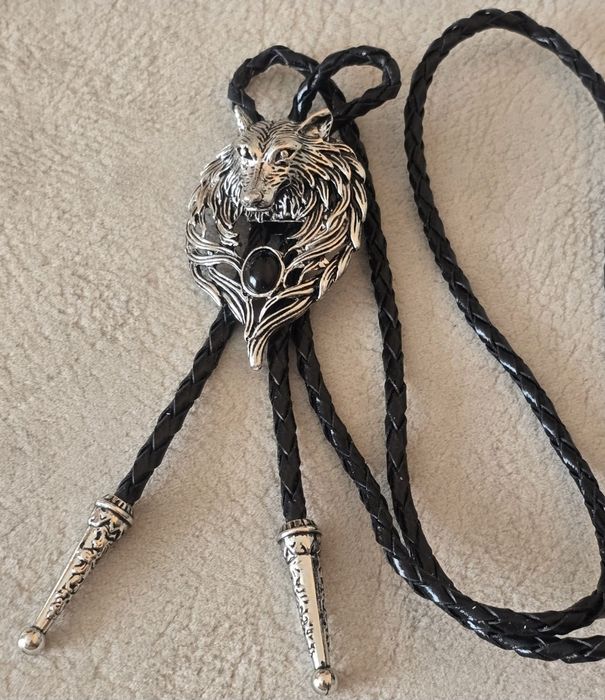 BOLO Krawatnik ozdoba myśliwska przypinka WILK Canis Lupus. DUŻY.