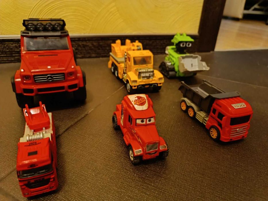 Лот з 6 машин, авто парк, вантажівки, екскаватор