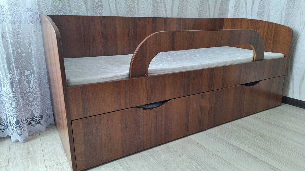 Дитяче ліжко з матрацом