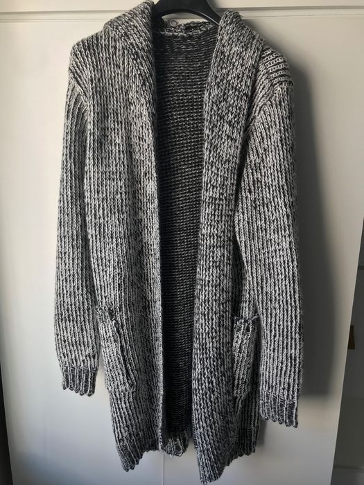 długi kardigan z kapturem