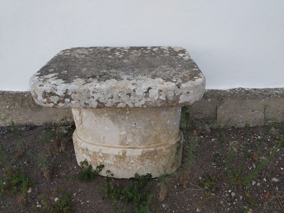 Mesas de jardim antigas pedra