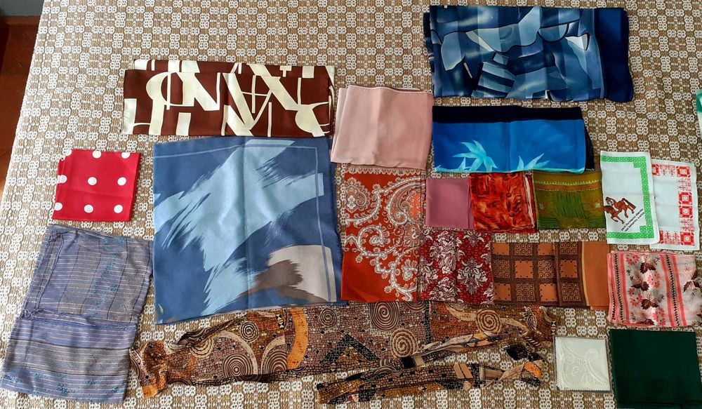 Zestaw czapek, kapeluszy i chust damskich