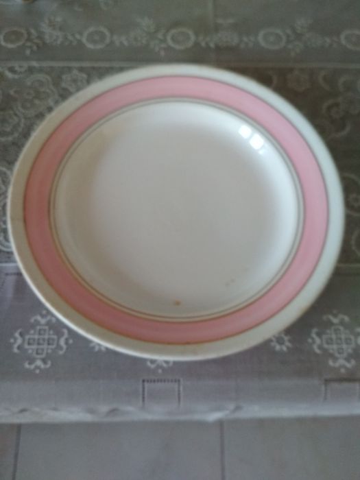 Тарелки  мелкие и глубокие. Баночки для сыпучих