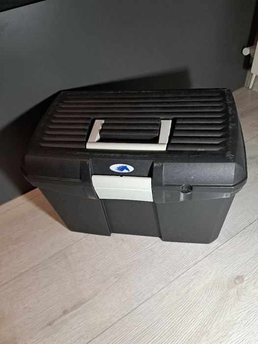 Skrzynka na szczotki jeździecka